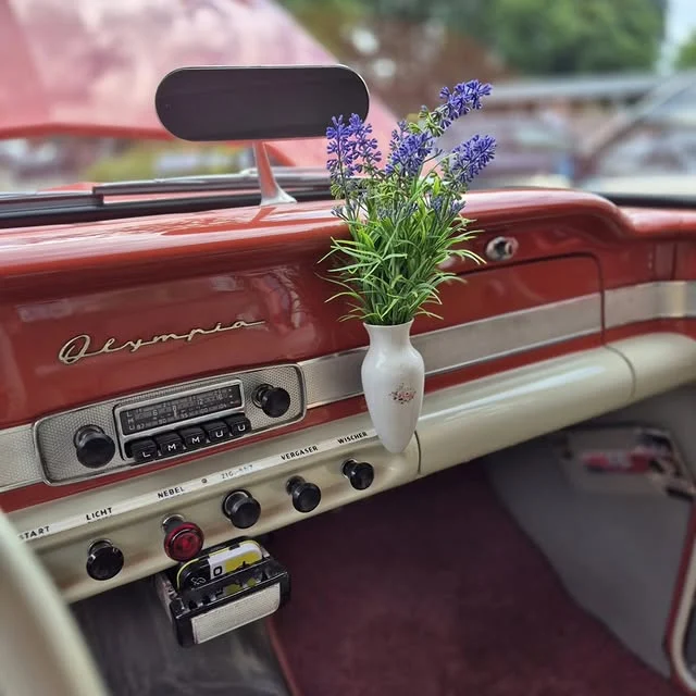 Armaturenbrett eines Opel Olympia mit Blumenvase