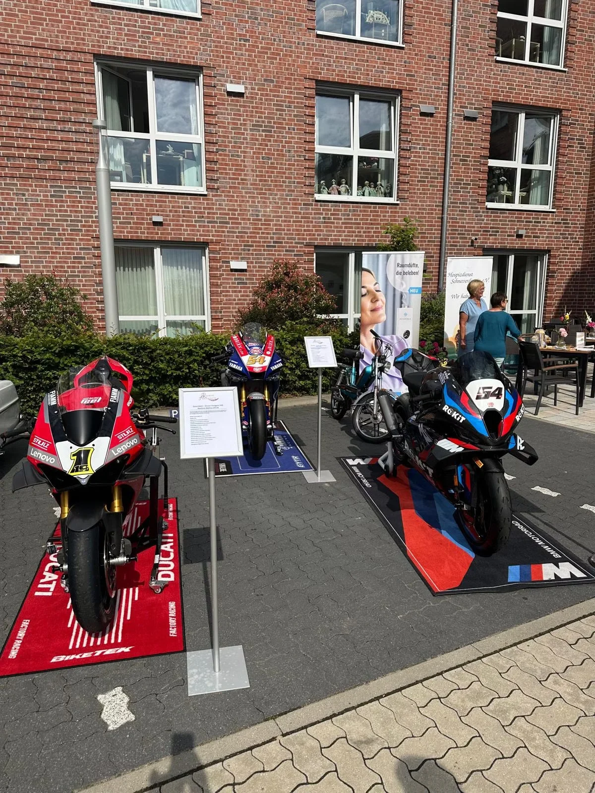 Kuratiertes Superbike-Display mit Info-Stelen