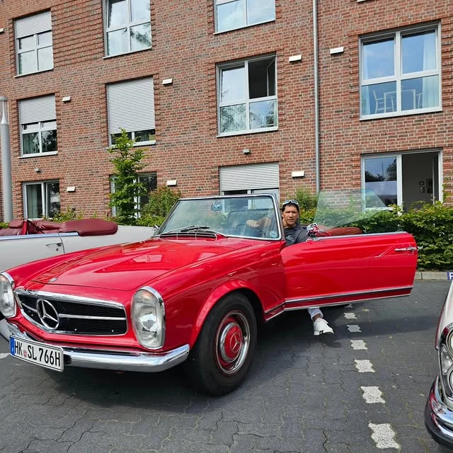 Mercedes SL Pagode vor der Residenz Heideblüte