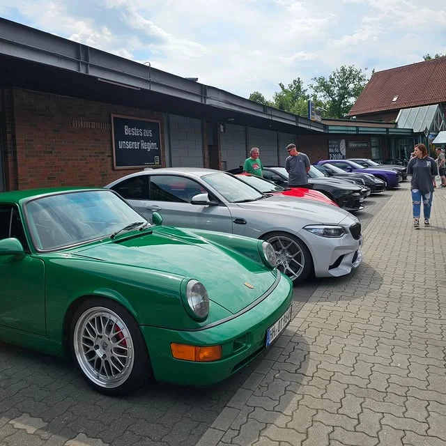 Porsche 911 (964) in Irischgrün vor der Ausstellungsreihe