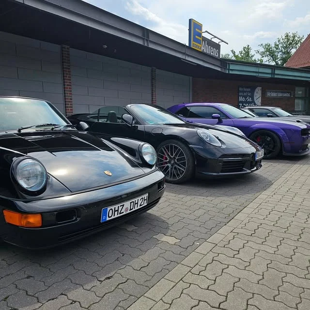 Sportwagen-Reihe vor der Residenz