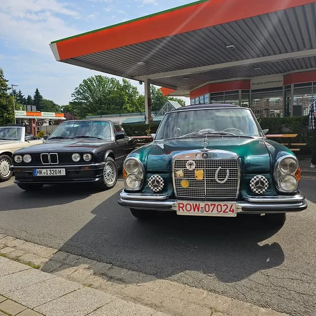 Oldtimer-Corso am Tankstellen-Stopp