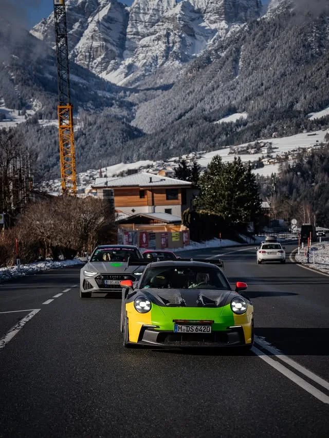 Organisierter Sponsoren-Konvoi auf der Alpen-Etappe